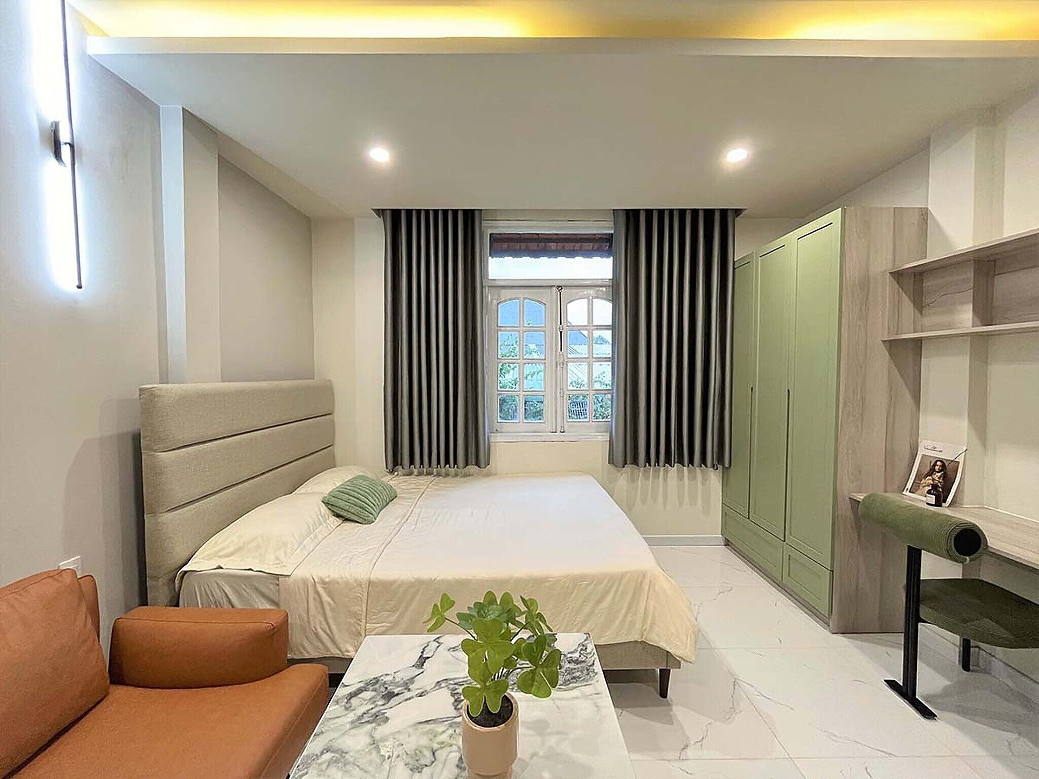Standard Studio, City View | Desk, laptop workspace, blackout drapes, soundproofing