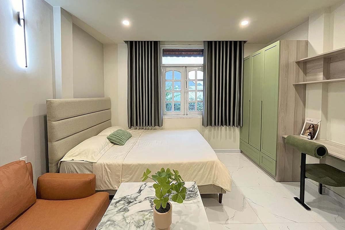Standard Studio, City View | Desk, laptop workspace, blackout drapes, soundproofing
