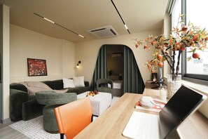 Suite Luxe, vue ville | Coin séjour | Télévision de 42 pouces avec chaînes par câble