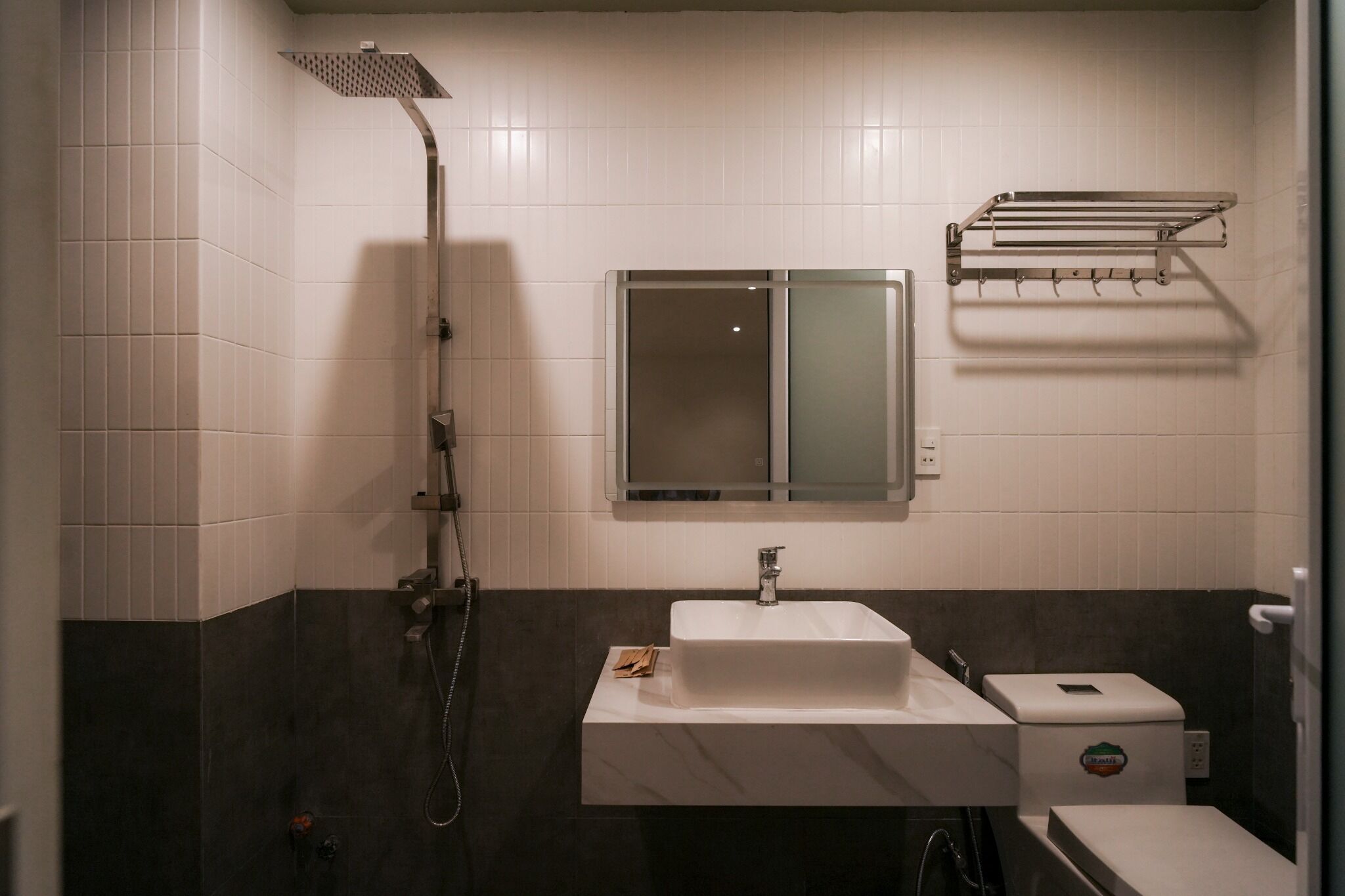Une salle de bain avec une douche, un lavabo et des toilettes.