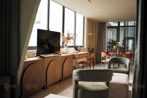 Luxury Suite, City View | Soundproofing, free WiFi, wheelchair access - PIN Nguyen Cu Trinh (Thanh pho Ho Chi Minh)