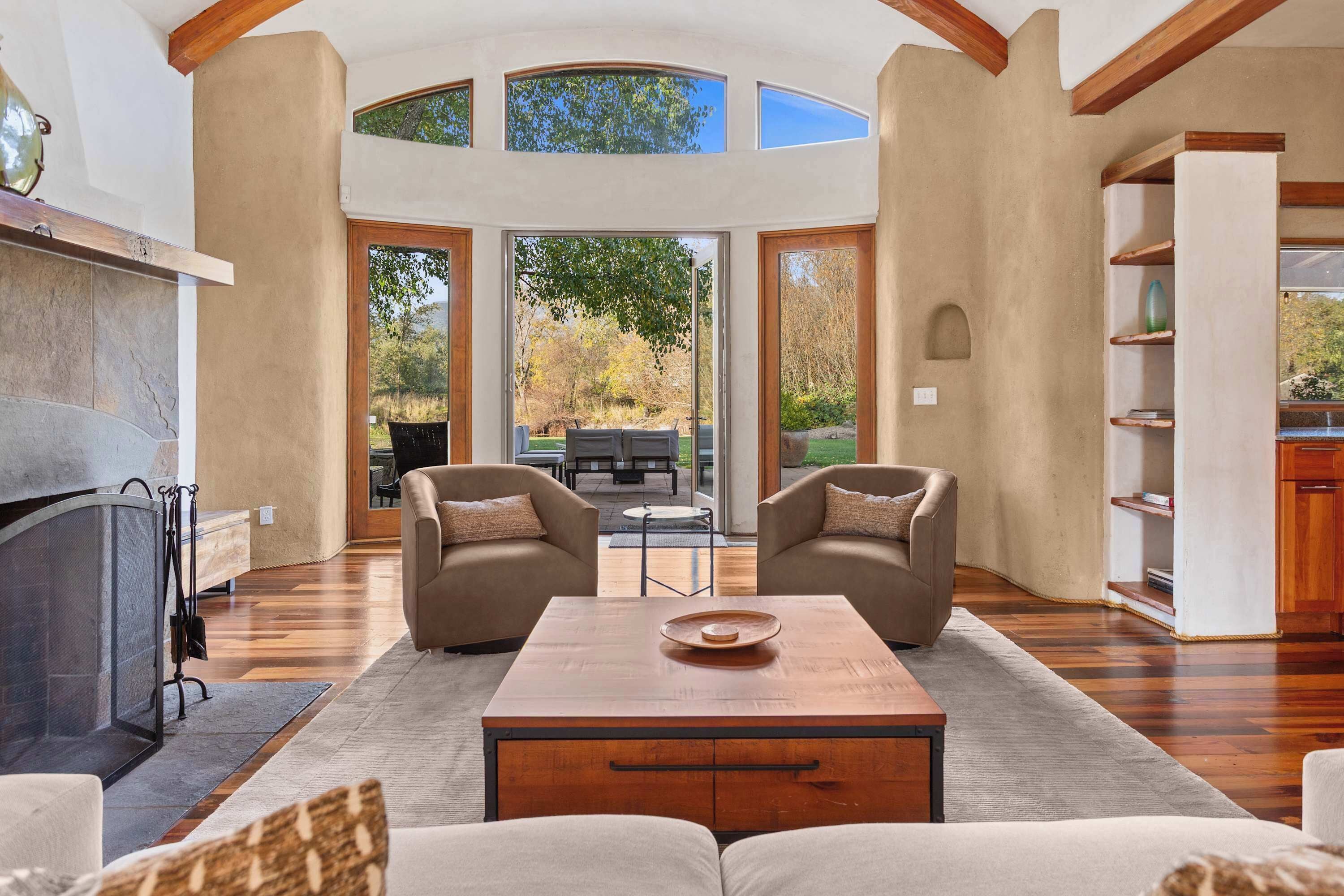 Tv, pejs, stereoanlæg, kontorer