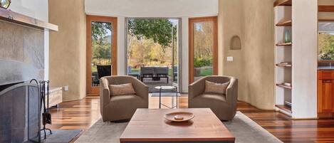 Télévision, cheminée, chaîne hi-fi, espaces bureaux