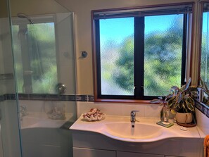 Shower, hair dryer, towels, soap - Across the road from Omanu/Arataki: convenient, relaxing, with beach adventures. (Mount Maunganui)