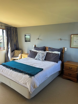 2 bedrooms, desk, iron/ironing board, free WiFi - Across the road from Omanu/Arataki: convenient, relaxing, with beach adventures. (Mount Maunganui)