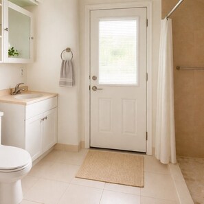 Ducha, secador de pelo, toallas y papel higiénico