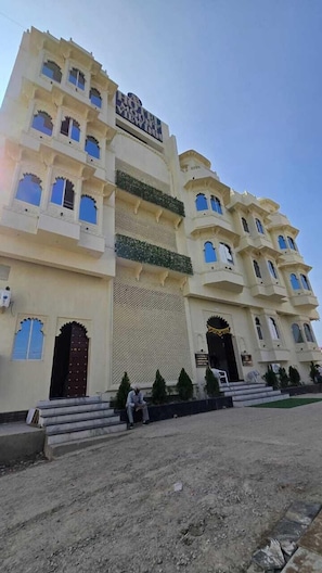 Vista frontal de la propiedad