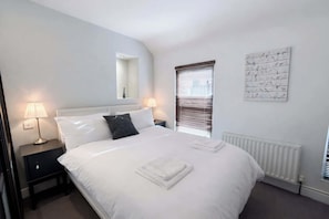 2 bedrooms, iron/ironing board, internet