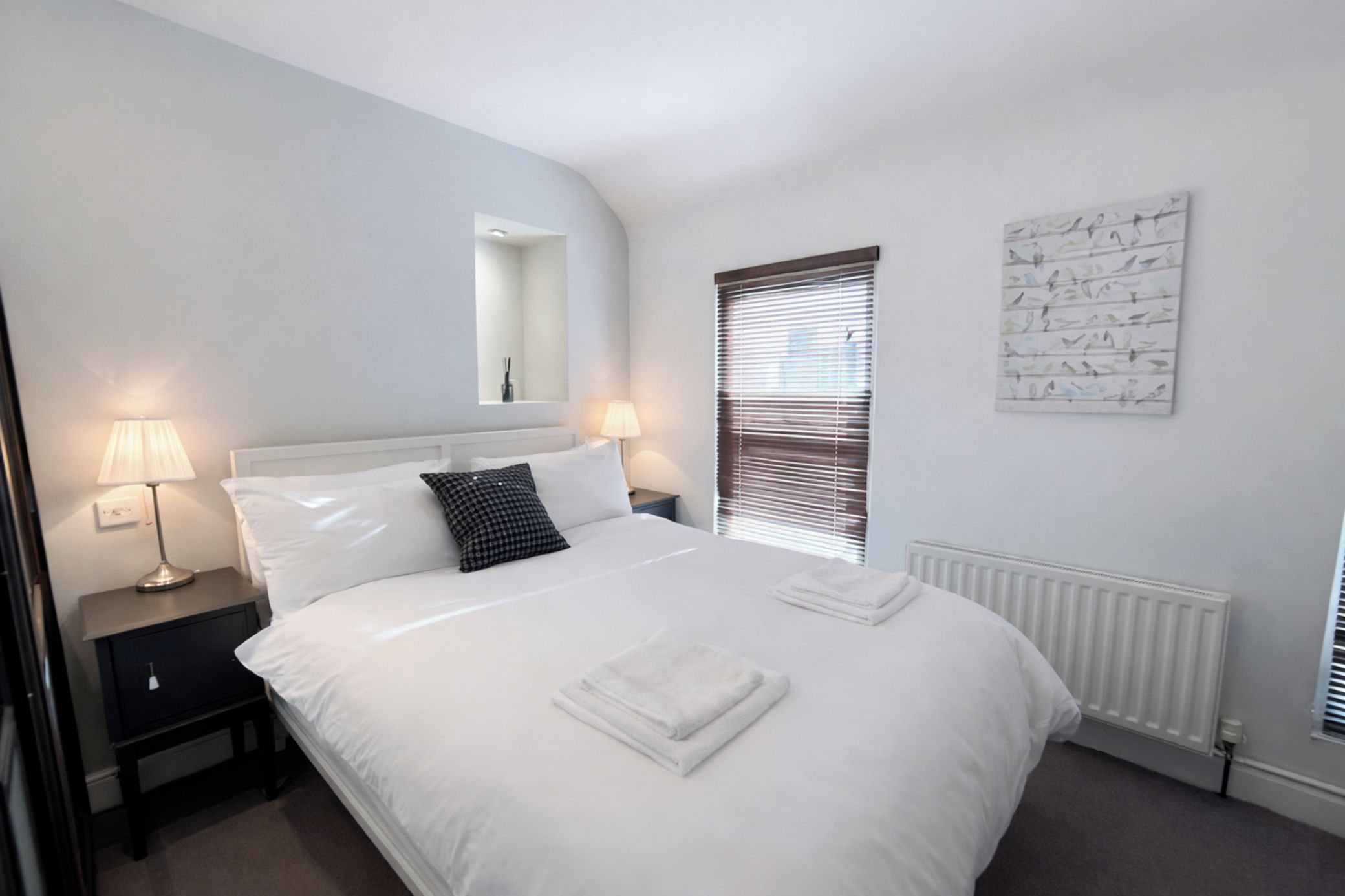 2 bedrooms, iron/ironing board, internet