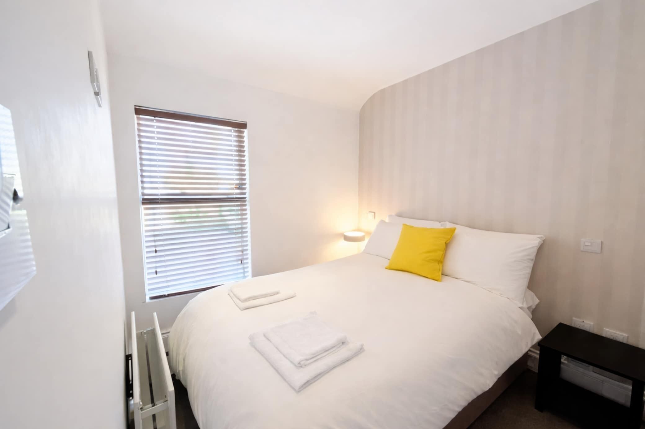 2 bedrooms, iron/ironing board, internet