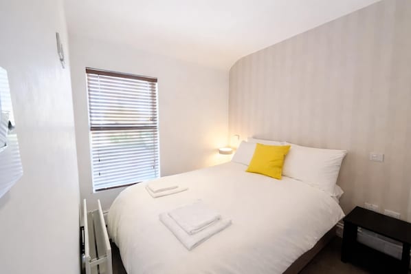 2 bedrooms, iron/ironing board, internet