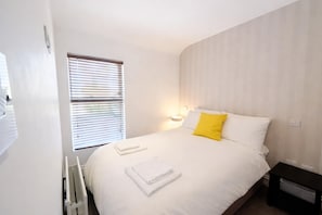 2 bedrooms, iron/ironing board, internet