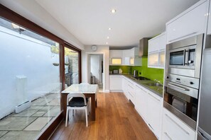 Fridge, microwave, oven, stovetop - Contemporary 2BDR City Retreat (Dublin)