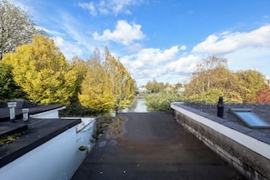 A rooftop with a view of a river, surrounded by trees and buildings. - Contemporary 2BDR City Retreat (Dublin)