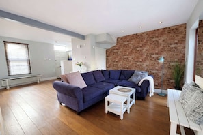 TV, offices - Contemporary 2BDR City Retreat (Dublin)