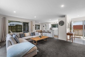 TV - Pakawa on Paterson - Mt Maunganui (Mt Maunganui)