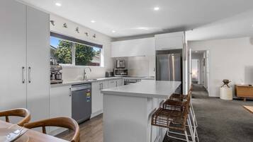 Mikrobølgeovn, ovn, kokeplater og oppvaskmaskin