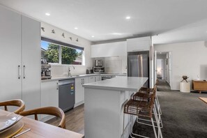 Microwave, oven, stovetop, dishwasher - Pakawa on Paterson - Mt Maunganui (Mt Maunganui)