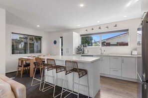 Microwave, oven, stovetop, dishwasher - Pakawa on Paterson - Mt Maunganui (Mt Maunganui)