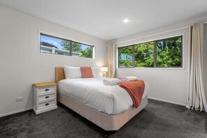 Iron/ironing board, WiFi, bed sheets - Pakawa on Paterson - Mt Maunganui (Mt Maunganui)