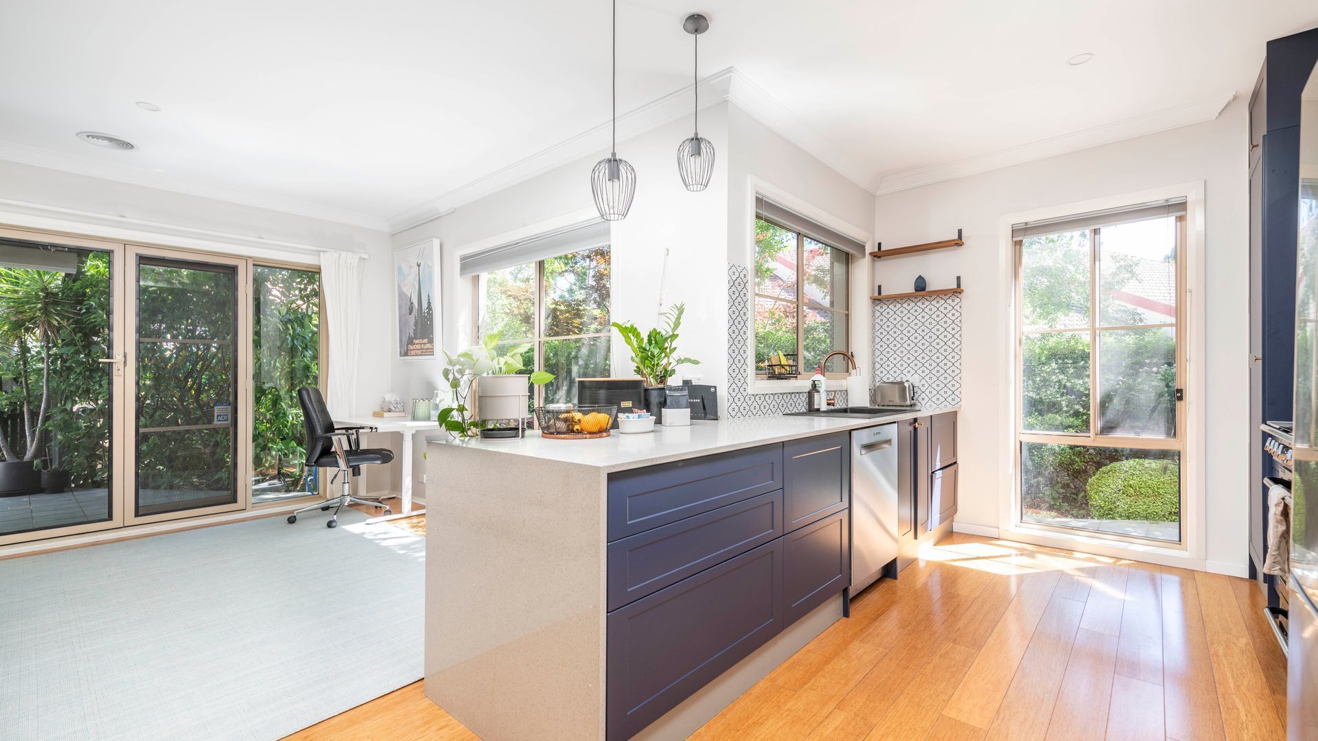 Kjøleskap, mikrobølgeovn, kokeplater og oppvaskmaskin