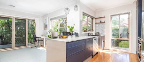 Refrigerador, microondas, parrilla de estufa y lavavajillas