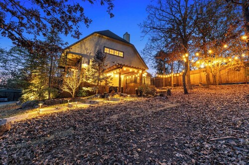 Emerald Point, Lakefront with Gorgeous Views!