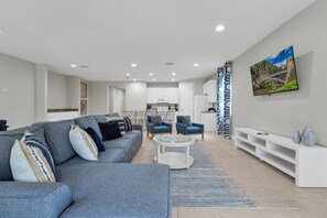 Smart TV - Spacious Fun Retreat with Private Pool and Game Room near Disney and WaterPark. (Kissimmee)