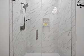 Serviettes fournies, savon, papier toilette