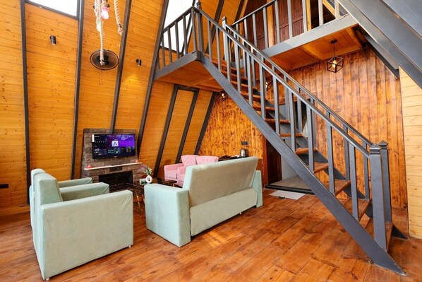 Villa de lujo, balcón, vista a la montaña | Área de sala de estar