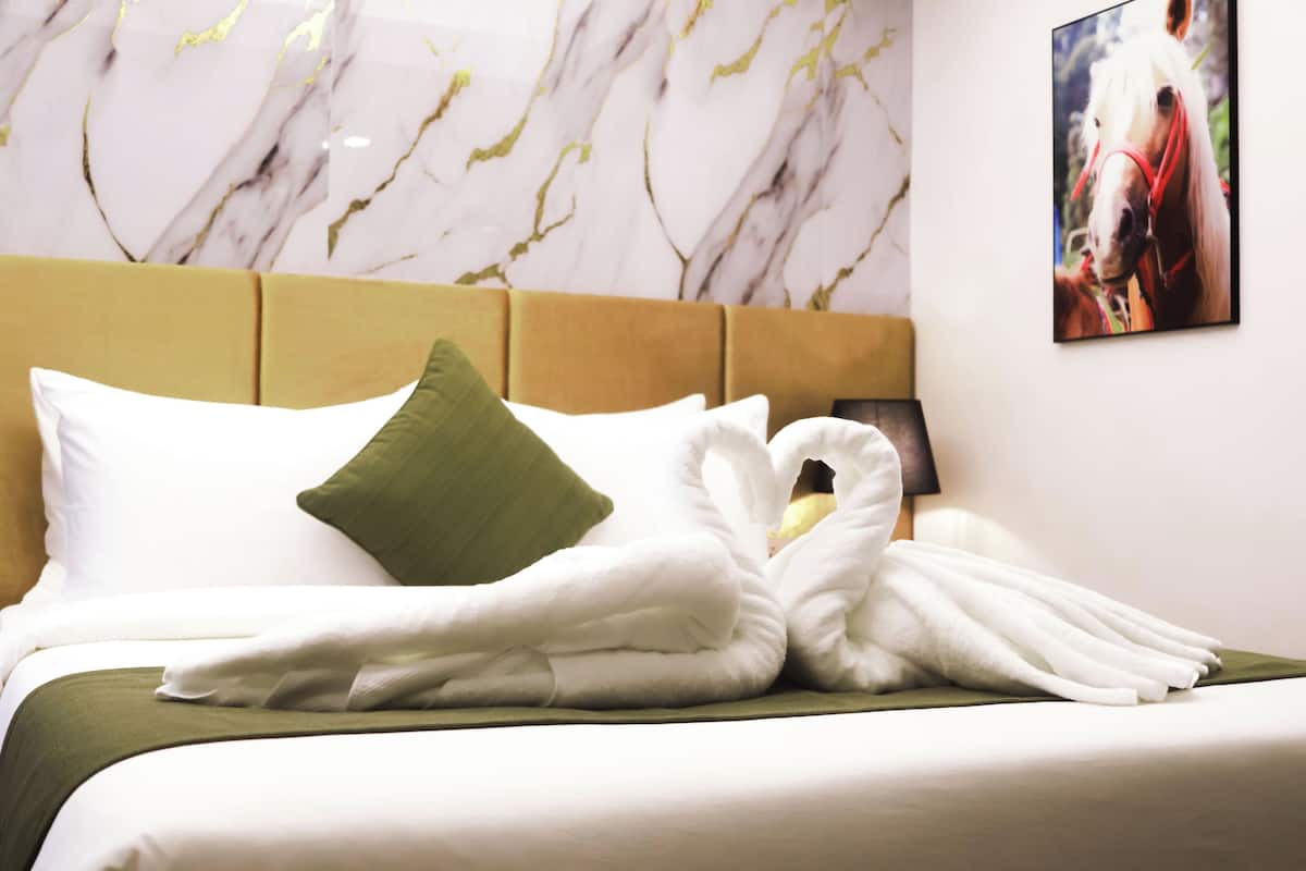 Suíte lua de mel, 1 cama Queen | Frigobar (abastecido com itens grátis), cofres nos quartos, escrivaninha