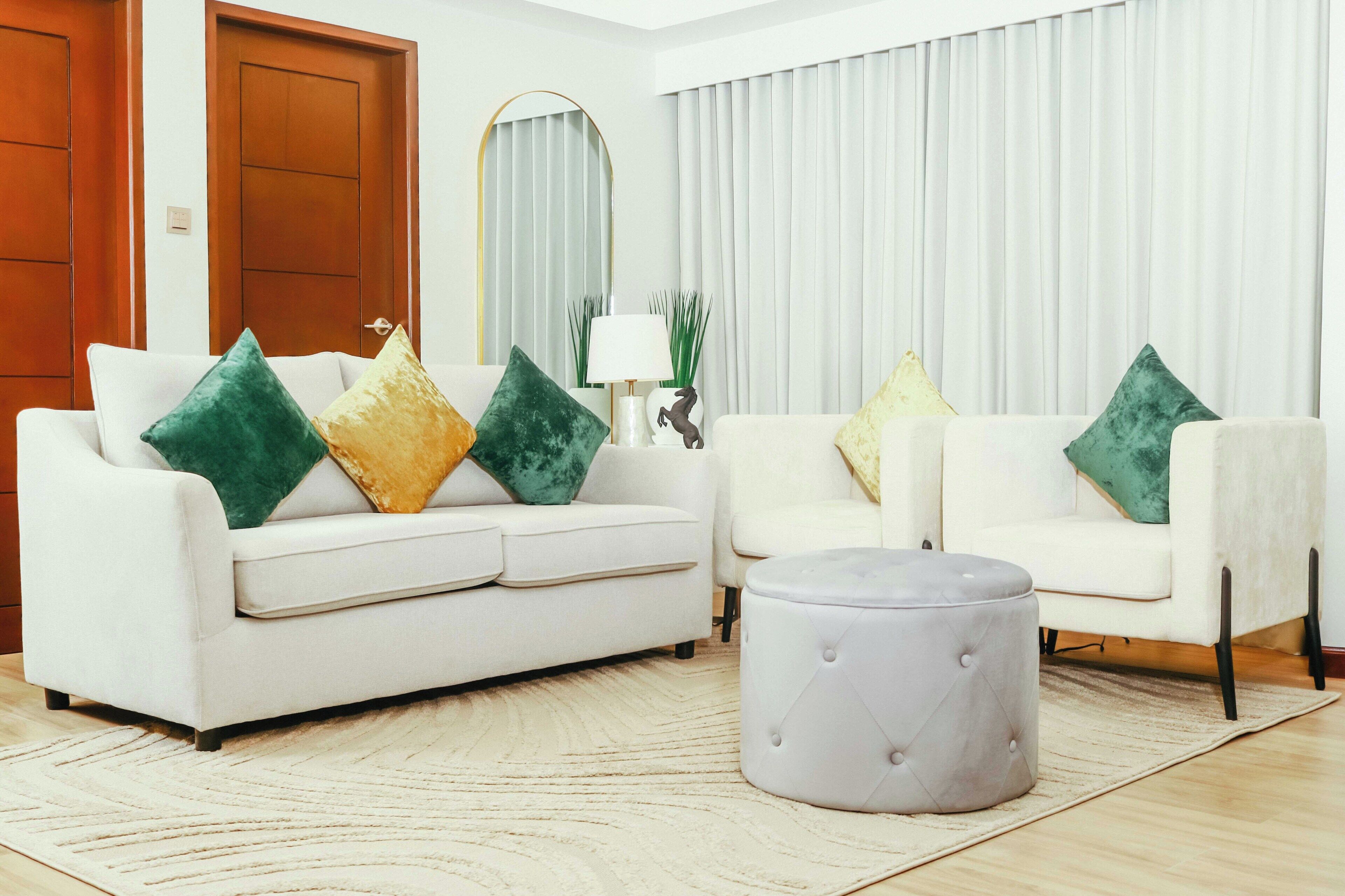 Frigobar (abastecido com itens grátis), cofres nos quartos, escrivaninha