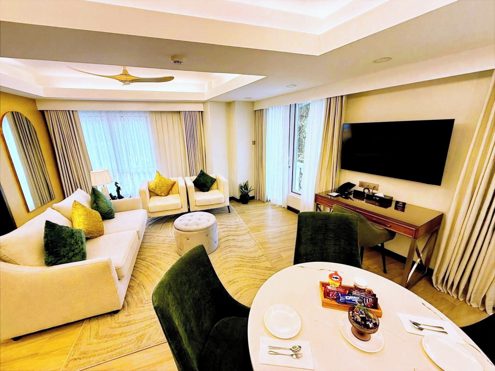 Suite superior, 2 habitaciones | Minibar con artículos gratuitos, caja fuerte, escritorio