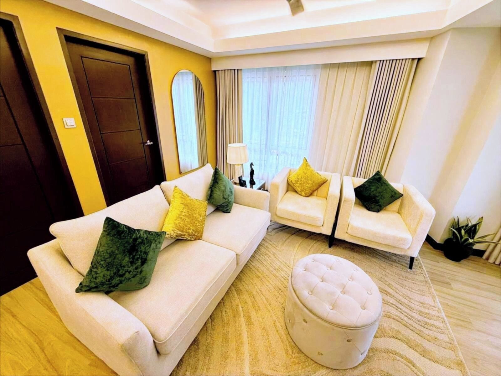 スーペリア スイート 2 ベッドルーム | リビング エリア | 55 インチのスマートテレビ (デジタル放送視聴可)