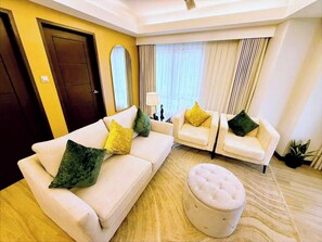 スーペリア スイート 2 ベッドルーム | リビング エリア | 55 インチのスマートテレビ (デジタル放送視聴可)