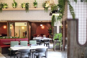 Petit déjeuner, déjeuner et dîner servis sur place