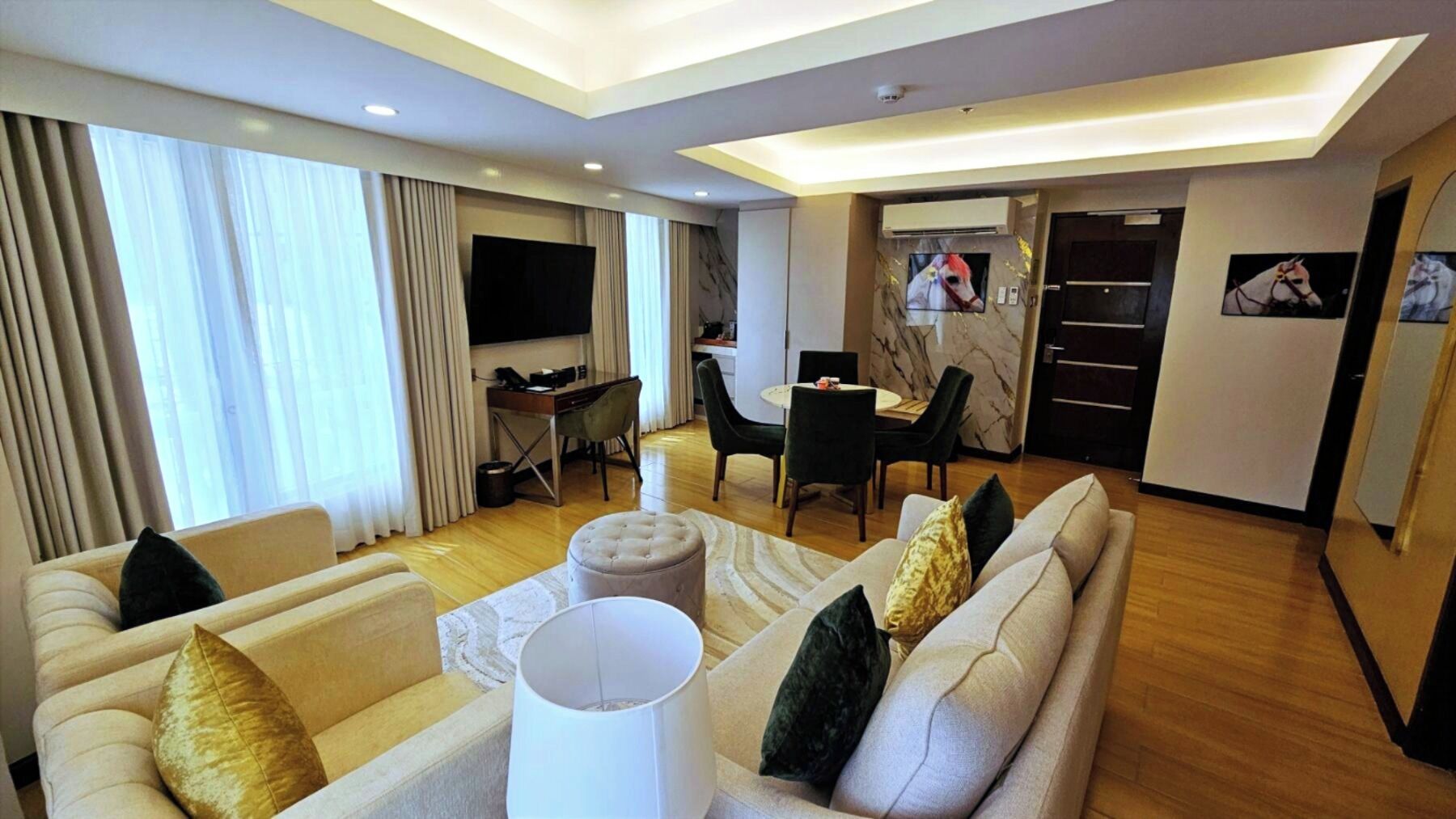 Suite Deluxe, 2 habitaciones | Zona de estar | Smart TV de 55 pulgadas con canales digitales