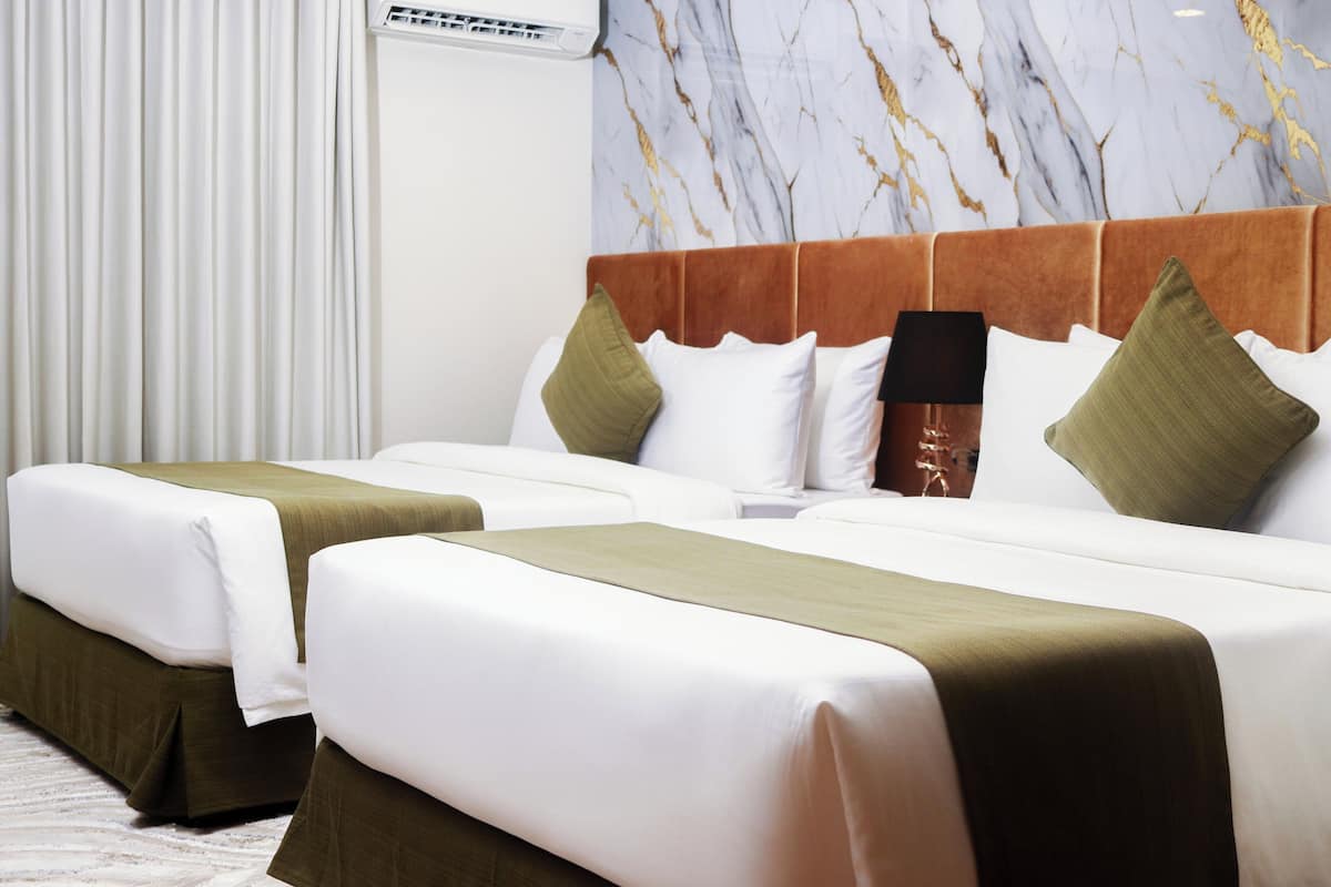 Frigobar (abastecido com itens grátis), cofres nos quartos, escrivaninha