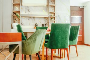 Frigobar (abastecido com itens grátis), cofres nos quartos, escrivaninha