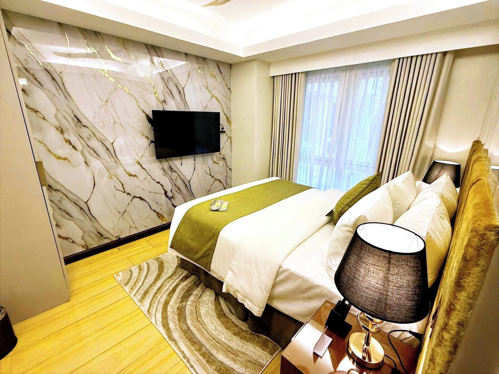 Minibar con artículos gratuitos, caja fuerte, escritorio