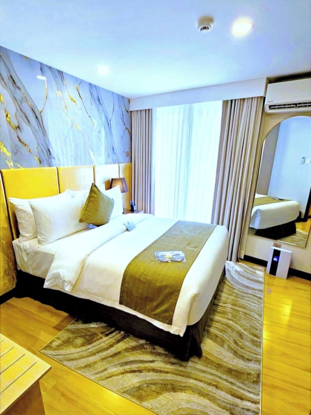 Minibar con artículos gratuitos, caja fuerte, escritorio