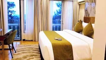 Minibar con artículos gratuitos y caja de seguridad en la habitación