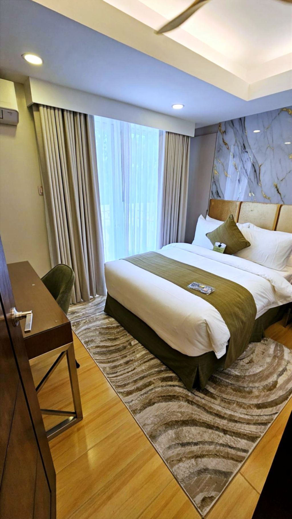 Suite Premier, 2 habitaciones | Minibar con artículos gratuitos, caja fuerte, escritorio