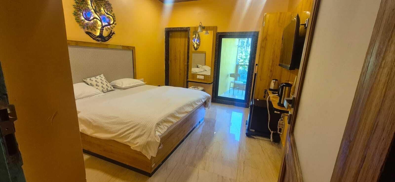 Deluxe Double Room | Desk