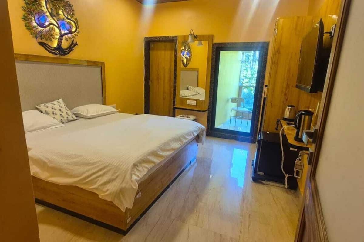 Deluxe Double Room | Desk