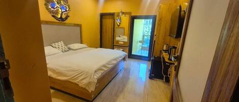 Deluxe Double Room | Desk