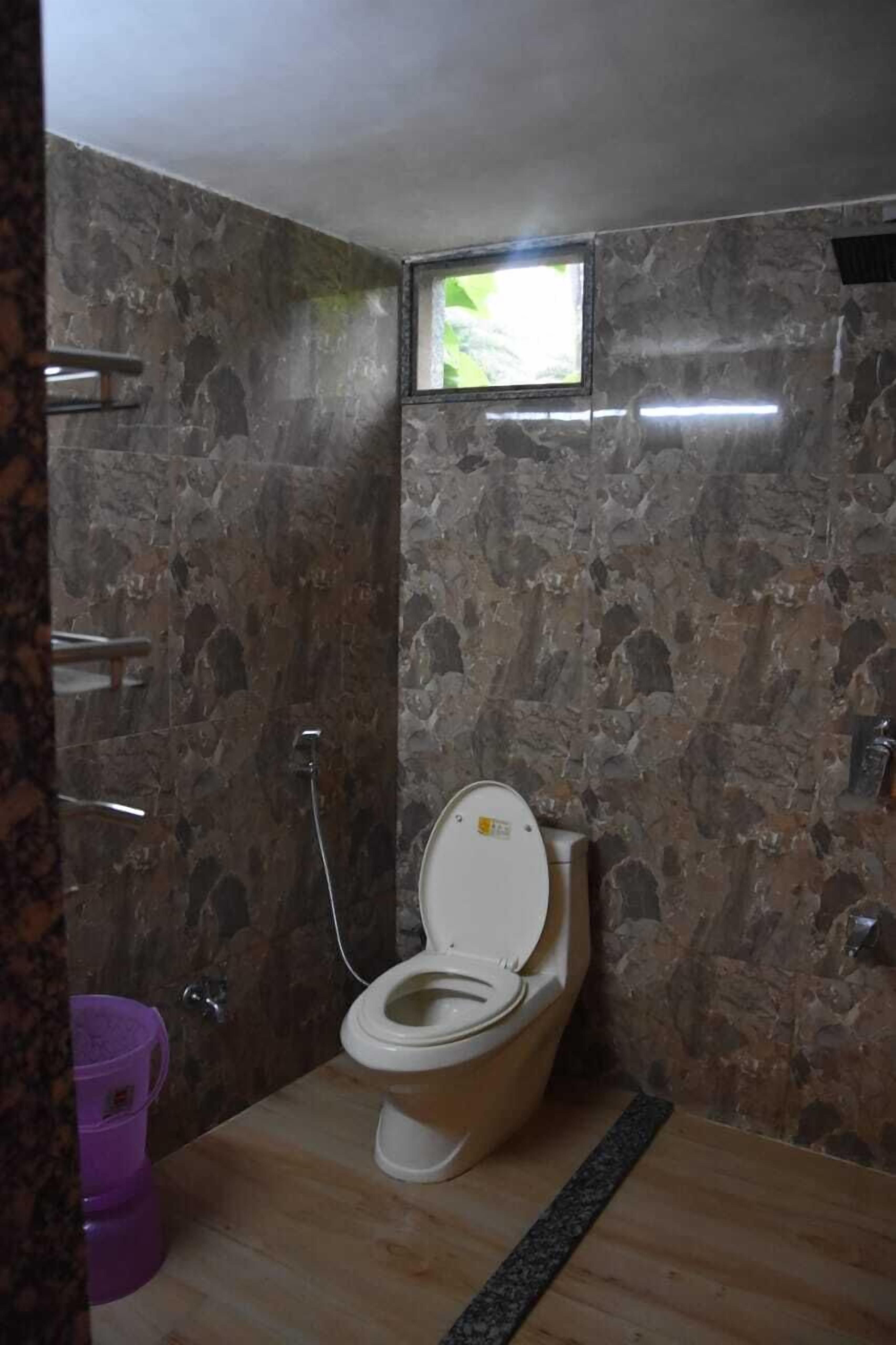 Shower, handuk, sampo, dan tisu toilet
