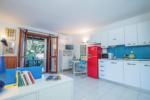 家庭開放式客房, 雪櫃和微波爐 (Vacanze Da Giuly With Shared Pool) | 私人廚房 | 雪櫃、微波爐、爐具、咖啡機/沖茶器