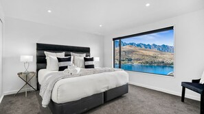 Iron/ironing board, WiFi, bed sheets - St Marks Stunning Views Queenstown (Queenstown)