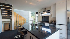 Fridge, microwave, oven, stovetop - Central Queenstown Melbourne St Apartment (Queenstown)